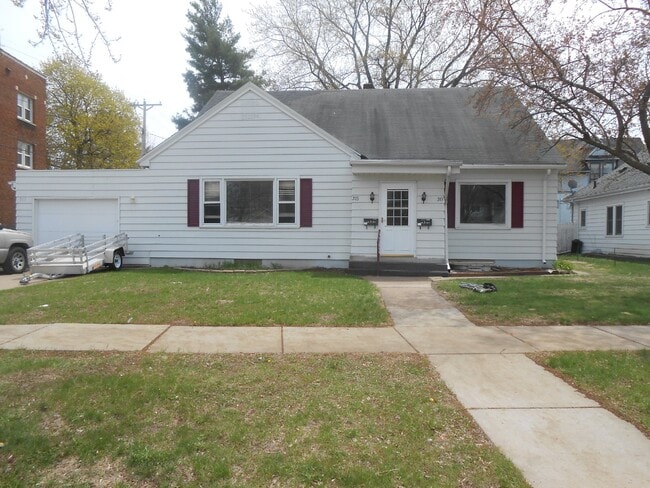 Primary Photo - 4 Bed 2 Bath close to UWEC and downtown! A...