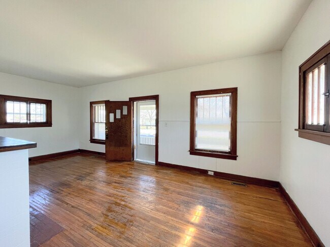 Building Photo - 3 bed in Nickerson with large fenced yard