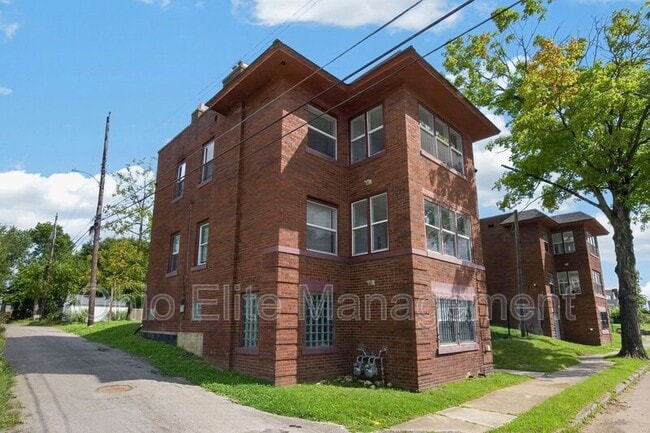 Building Photo - 1094 Oakwood Ave