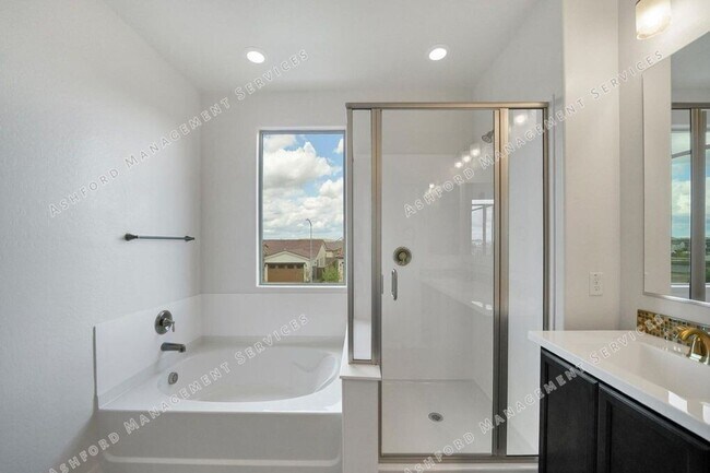 Building Photo - Luxury 3-Bedroom Townhome with Rooftop Dec...