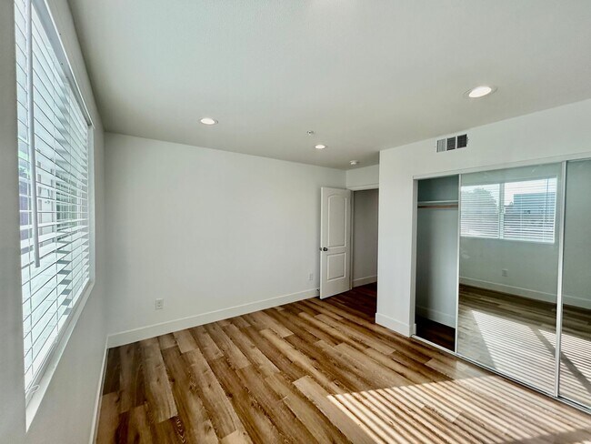 Building Photo - NewB La T 8418