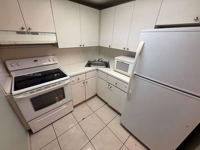 Building Photo - 606 W 81st St