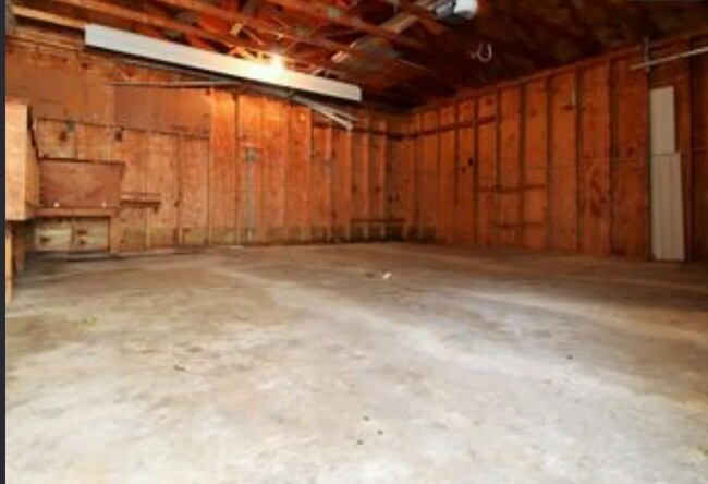 Building Photo - Charming 3-Bedroom Home with AC & Pet-Friendly in Flint's Desirable Neighborhood!