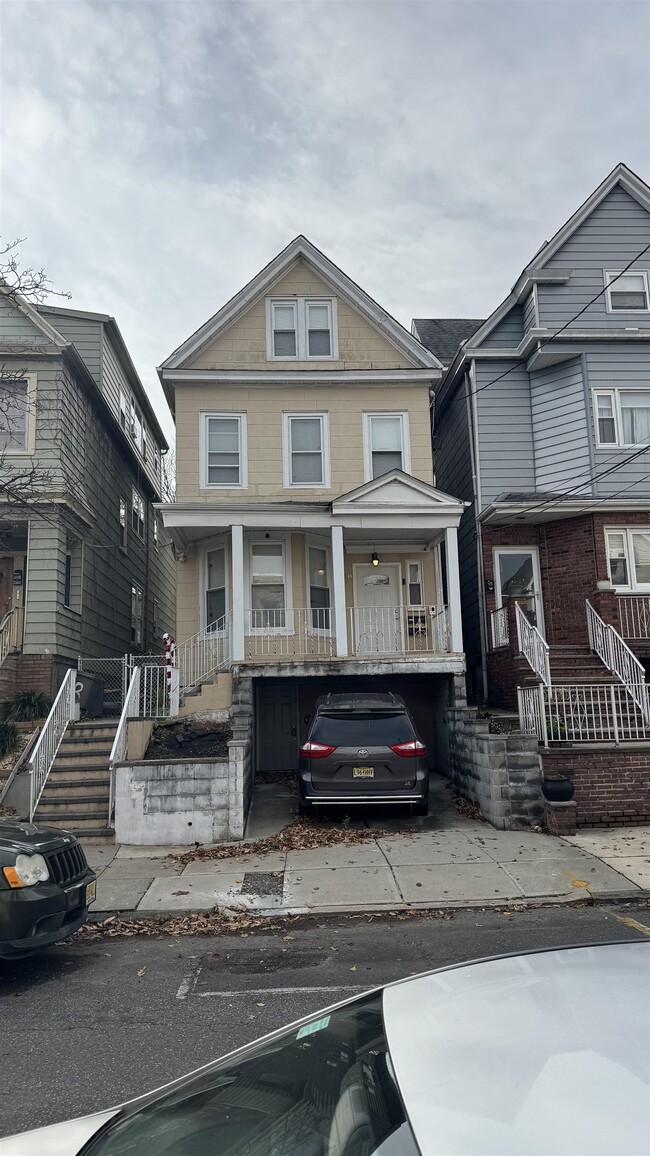 Building Photo - 40 Willow St