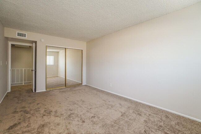 Building Photo - 220 E Live Oak St