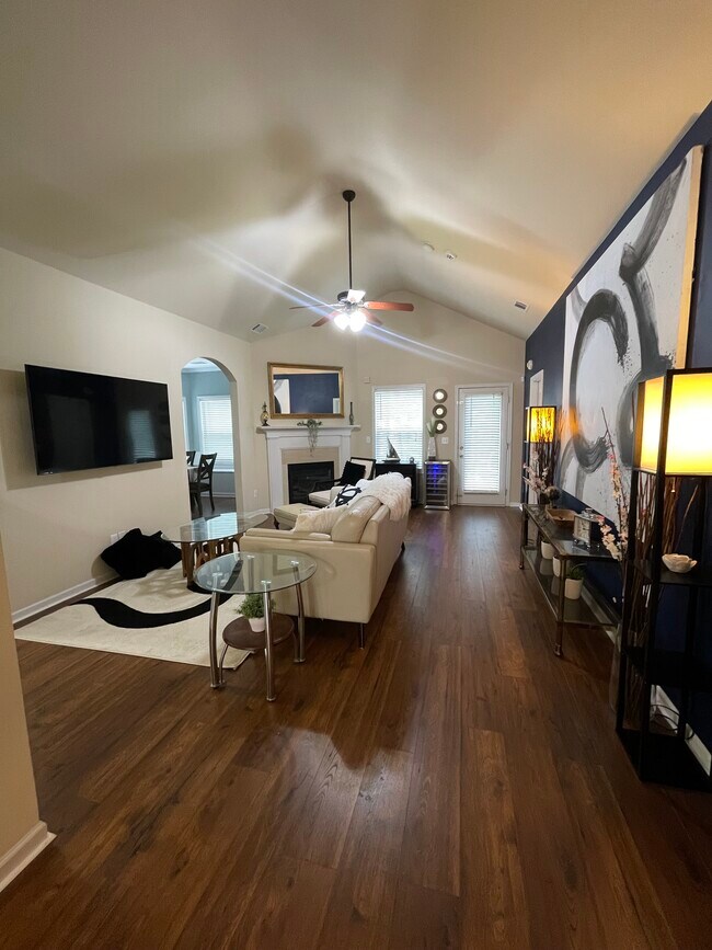 Building Photo - 2642 Dayview Ln