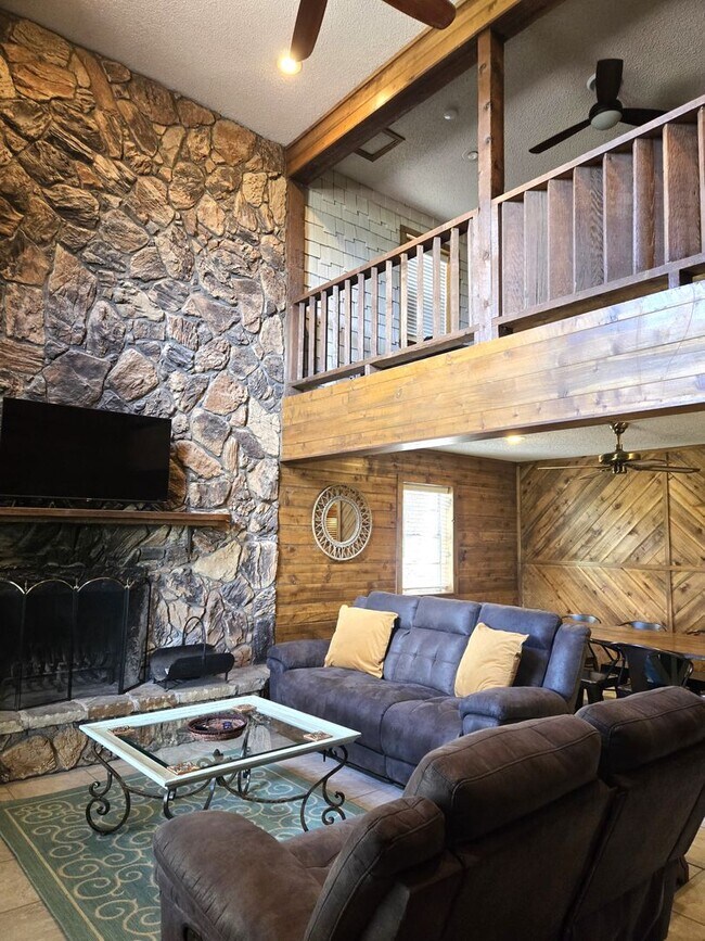 Building Photo - Large Three Bedroom Home Close To Midtown ...