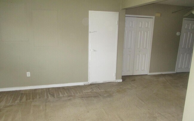 Building Photo - 902 7th St