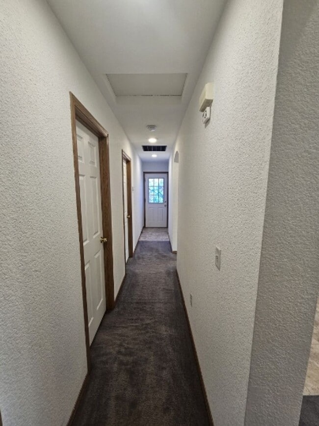 Building Photo - Charming 2 Bedroom Home with Fenced Yard – Dog Friendly!