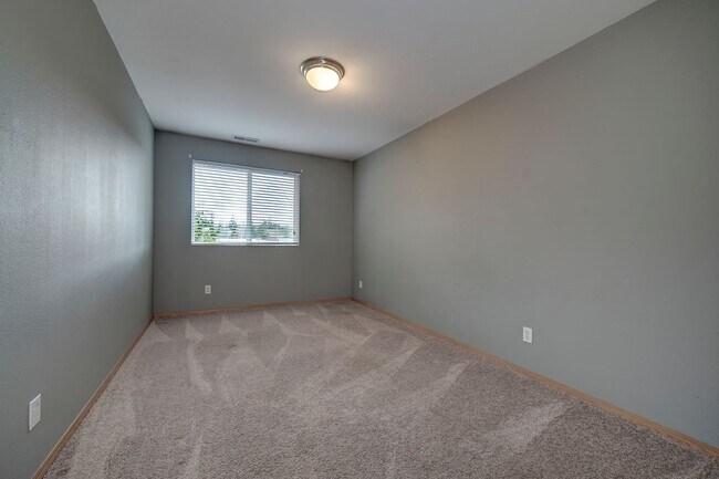 Building Photo - Spacious 3 bedroom townhome close to CK sc...