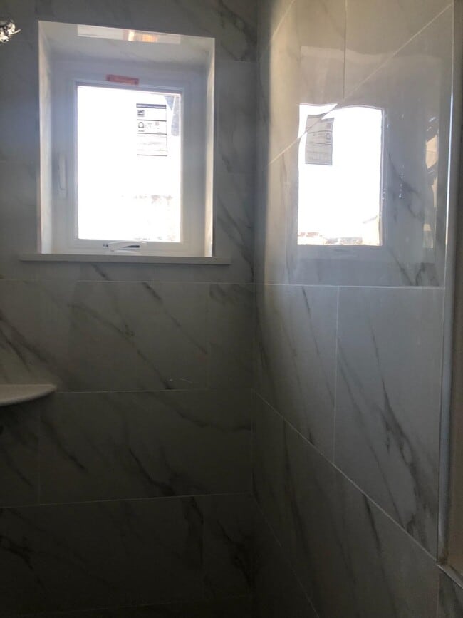 Building Photo - 521 Madison St