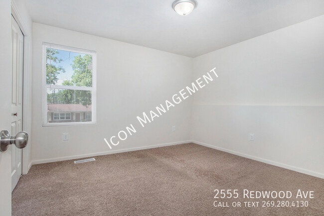 Building Photo - 2555 Redwood Ave