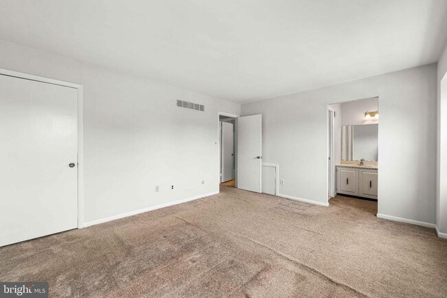 Building Photo - 132 E Green Valley Cir