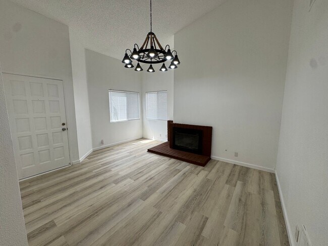 Building Photo - 1523 Woodpine Dr