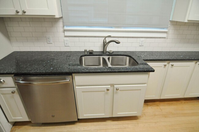 Building Photo - 2 Bedroom in the Vilas Neighborhood