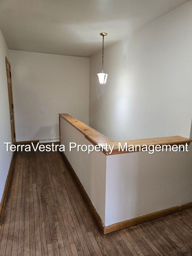 Building Photo - Available 1/2026! 6 Bedroom College Rental 2 Kitchens!!