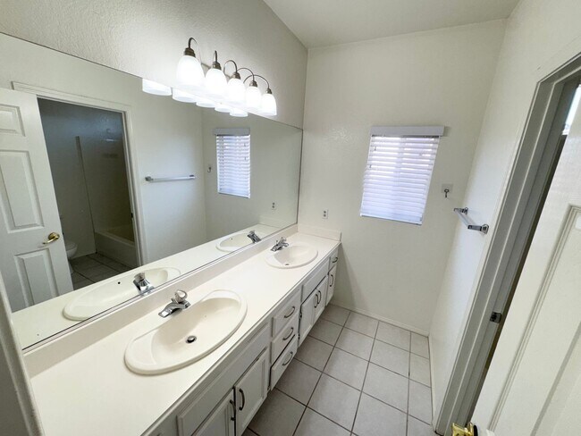Building Photo - Spacious 6 bedroom home in West Palmdale
