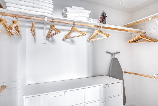 Building Photo - 650 E Capitol Ave