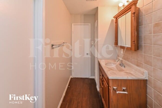 Building Photo - 12811 Claygate Dr