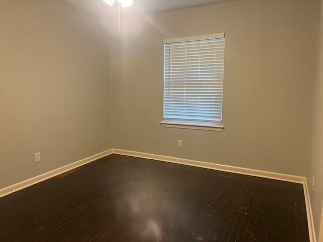 Building Photo - 603 Center Way