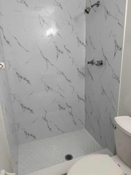 En suite shower - 151 SE 6th Ave