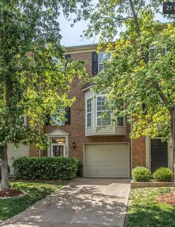 Building Photo - Gorgeous 2 bed townhome in beautiful Franklin