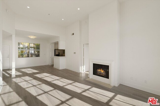 Building Photo - 1225 Armacost Ave