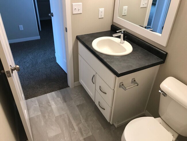 Building Photo - 3 Bed 3 Bath Twin Home