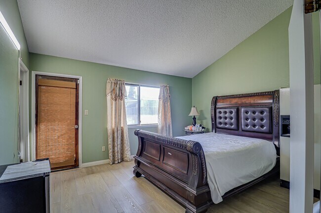 Building Photo - Great Laurelglen Home!