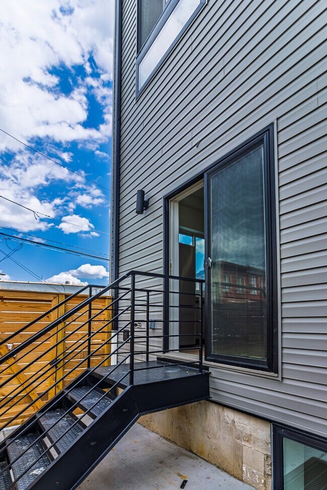 Building Photo - 137 E Cumberland St