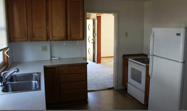 Building Photo - 5 bedroom, 2 bath home available in York neighborhood!