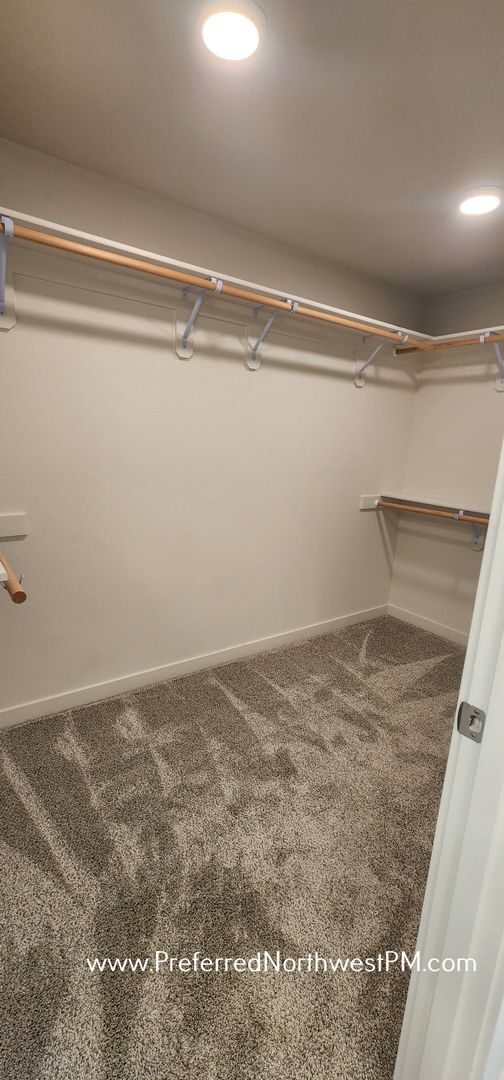 Building Photo - Stunning new build in Lowell