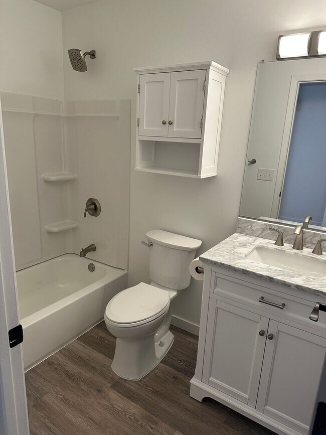 Building Photo - Newly Remodeled, 1 Bed/1 Bath Garage/Washer/Dryer