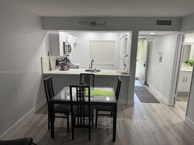 Building Photo - 1102 Bahama Bend