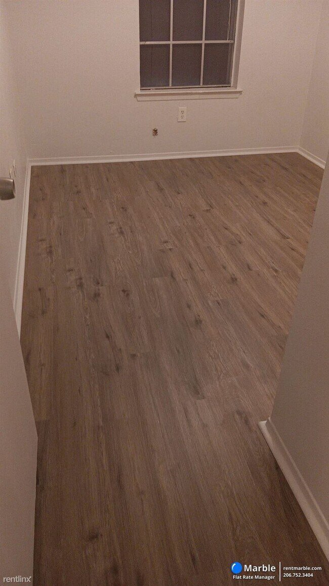 Building Photo - 4 br, 2.5 bath Townhome - 2207 Montclair Dr