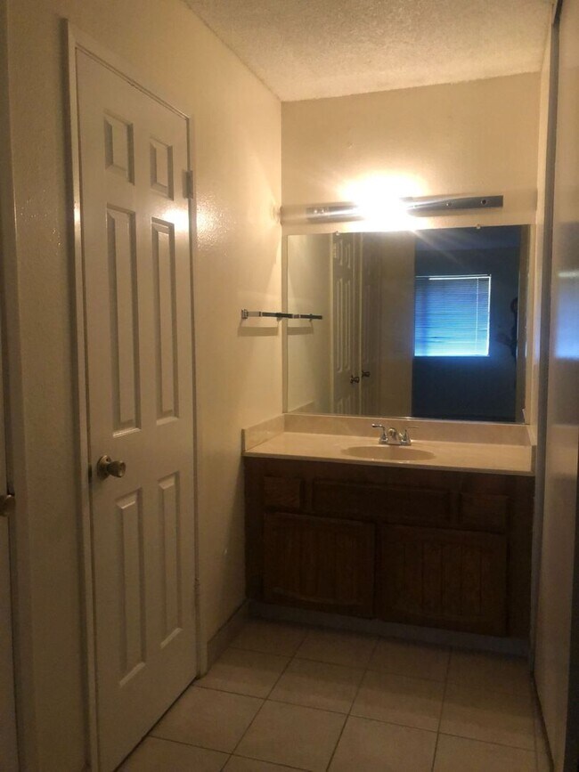 Building Photo - Convenience galore is what describes this condo!