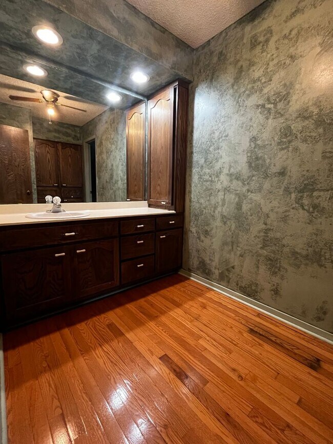 Building Photo - 3834 Lake Ridge Dr