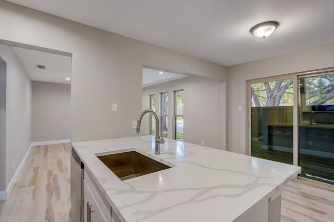 Building Photo - 5814 Sandhurst Ln