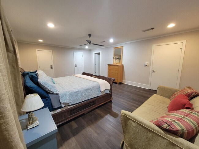 Building Photo - Spacious and newly renovated 3 bed 2 bath ...