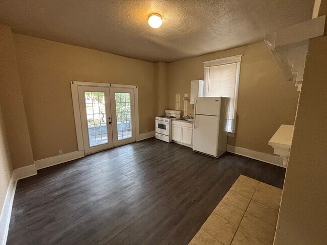 Building Photo - 1Bd/1Bth Historic Apartment off Broadway –...