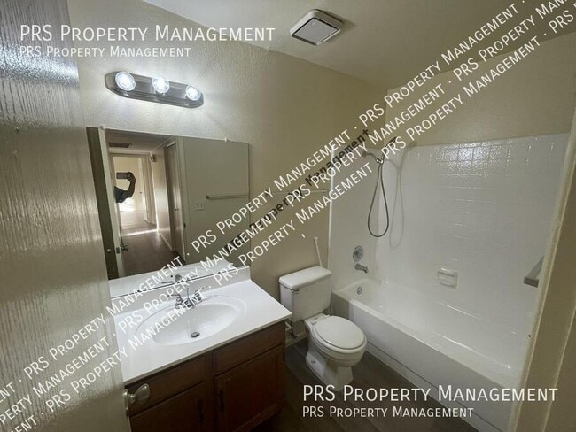 Building Photo - 727 S Hartford St