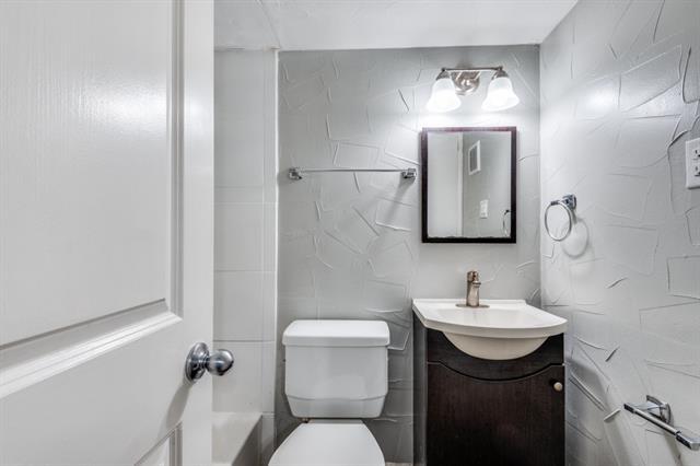 Building Photo - 1505 W Lovers Ln