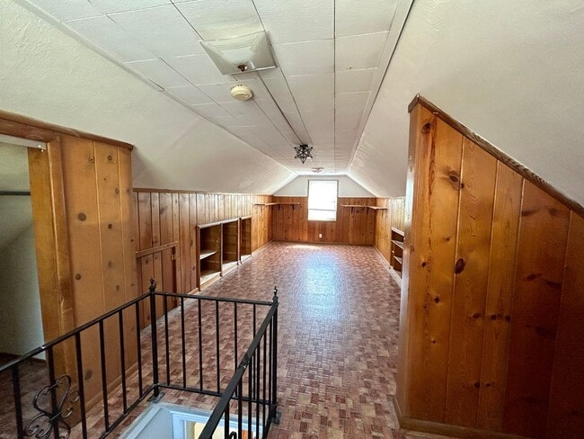 Building Photo - Adorable 3 bedroom 1 bath with garage