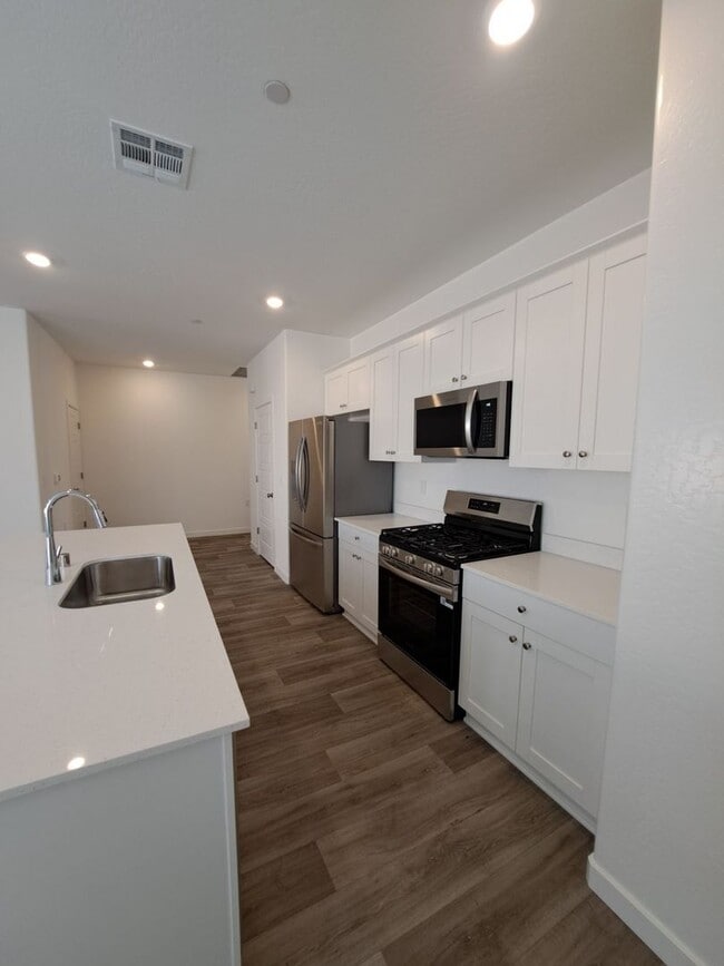 Building Photo - RENT REDUCED TO $2395 & MOVE IN SPECIAL: $1000 OFF THE 1ST MONTH'S RENT! Spacious 3BR/2BA Home wi...