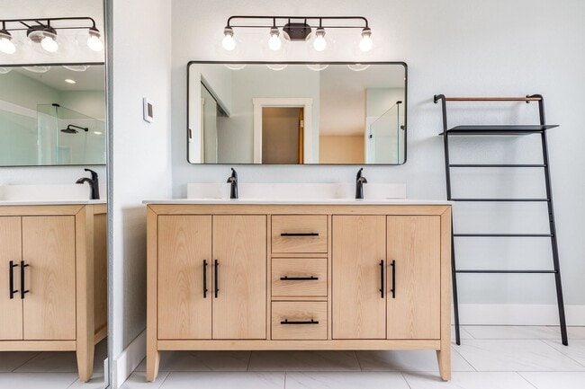 Building Photo - Blackhawk Station Comfortable 3-Bed