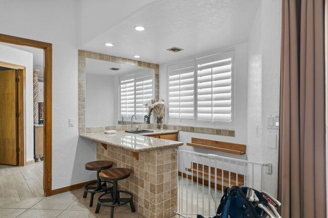 Building Photo - 4 Bedroom Pool Home on the Golf Course