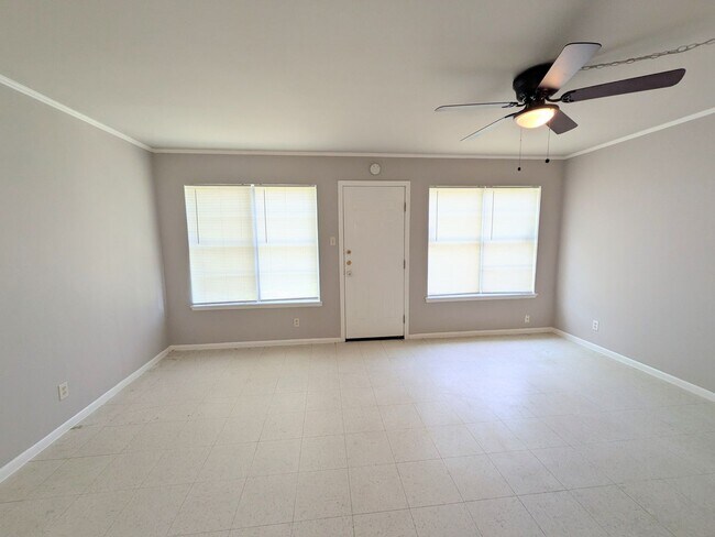 Building Photo - 501/503 Southtrail Dr