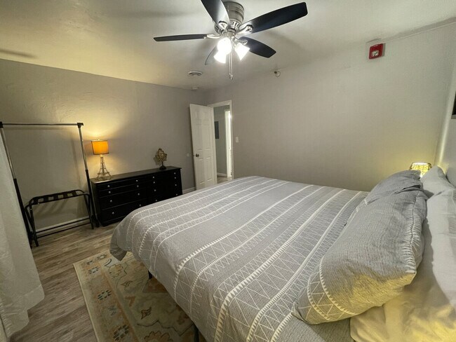 Building Photo - 915 W Weiland Ave