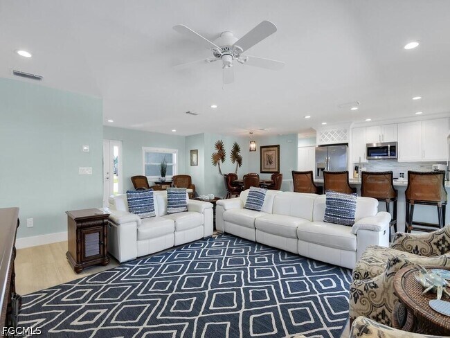 Building Photo - 3840 SE 13th Ave