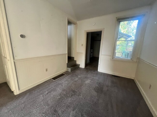 Building Photo - 2-bedroom, 1.5-bathroom home located in th...